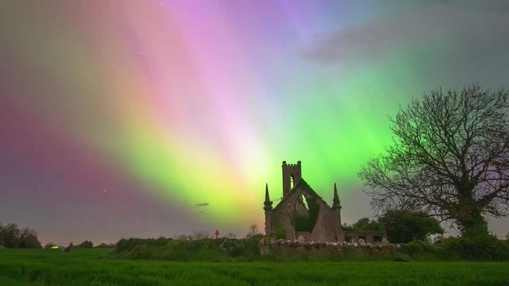 Удивительное северное сияние над церковью в Ирландии