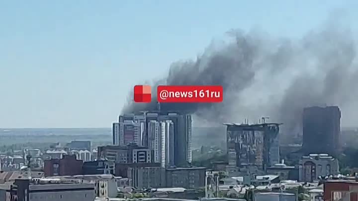 Клубы дыма над городом из-за пожара возле ЖК