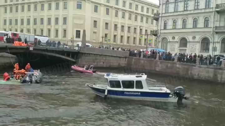 В Питере автобус с людьми врезался в два автомобиля и упал в воду