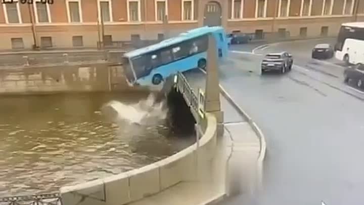 В Петербурге автобус с пассажирами упал в реку Мойку после ДТП с кар ...