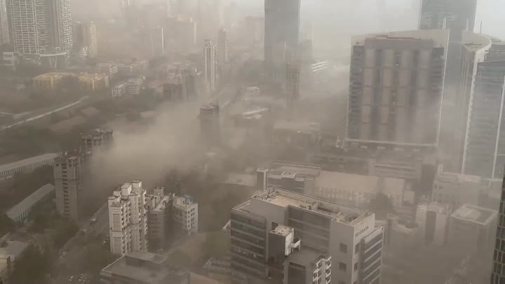 Сильный шторм в индийском Мумбаи
