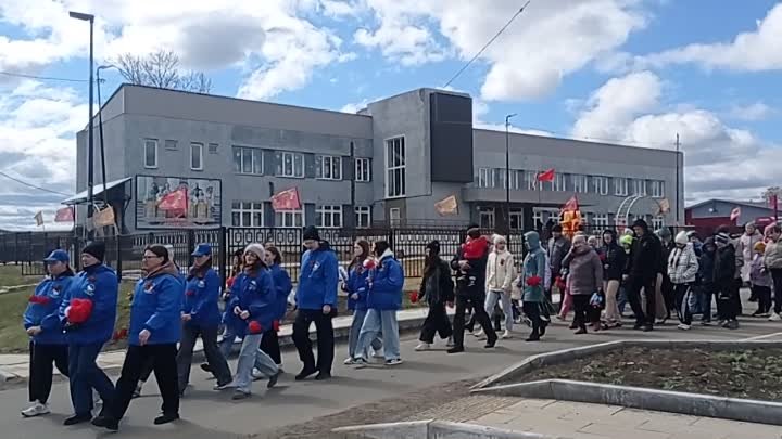 Участники митинга колонной идут к мемориальному комплексу «Воинам-зе ...