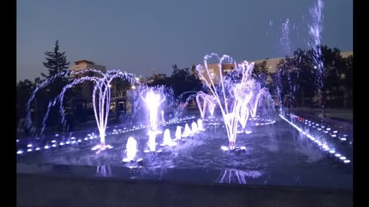 В Мариуполе включили Новый фонтан с подсветкой возле Гипромеза 8 мая ...
