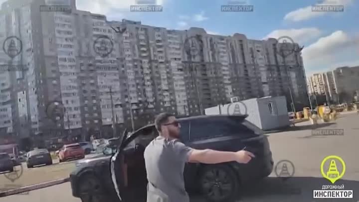 В Петербурге на парковке ТЦ неадекватный водитель на китайском авто  ...