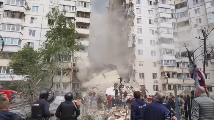 Момент падения крыши разрушенного дома в Белгороде, внизу находились ...