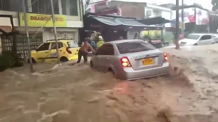 Град, сильный дождь и наводнение в Колумбии