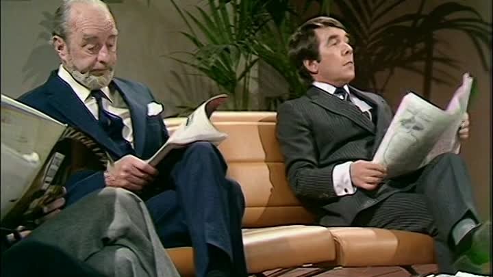 The Two Ronnies - S02E07 - Episode 7 (28 October 1972)