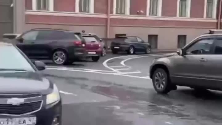 Автобус упал в воду в Петербурге