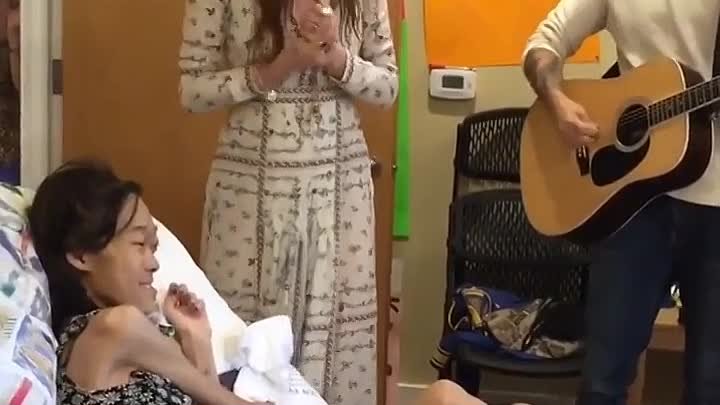 Певица сделала мини-концерт для своей фанатки, которая болела раком