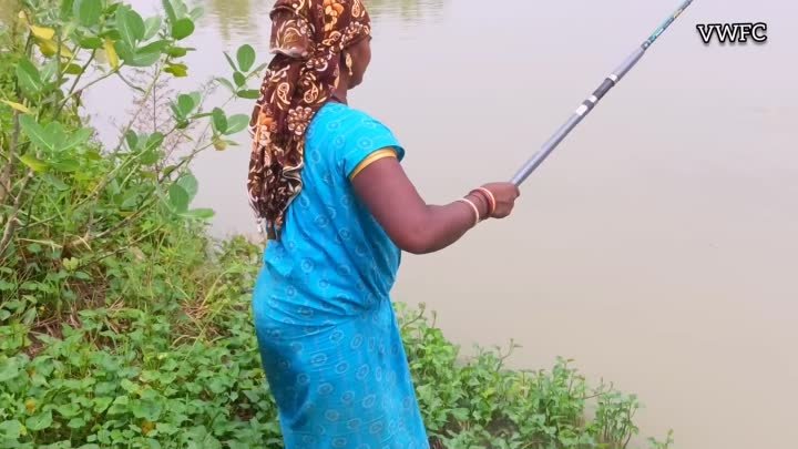Потрясающий рыбацкий видео Леди Крюк Рыбалка в деревне дождливой день