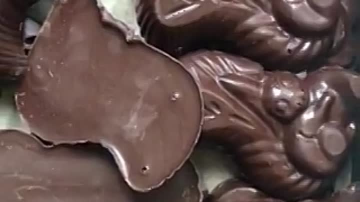 Фигурки из молочного шоколада