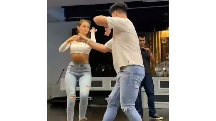 Красивая пара красиво танцует 🕺💃