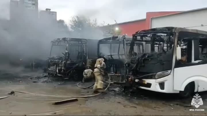 Пожарные тушат восемь автобусов, которые подожгли во Владивостоке
