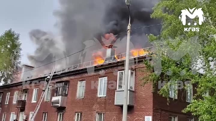 Двухэтажка горит на Паровозной в Красноярске