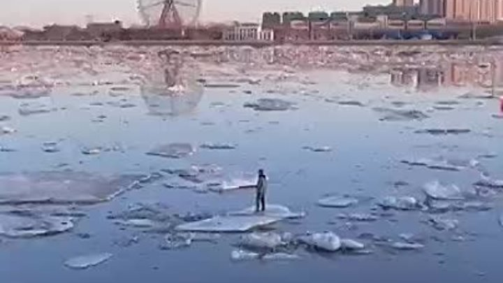 Мужчина в Благовещенске плывёт на льдине