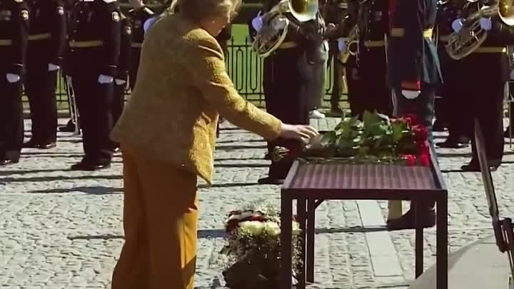 Валентина Матвиенко возложила цветы к памятнику Петру 1