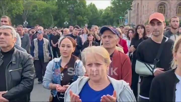 Митинг в Ереване сегодня начался с общей молитвы