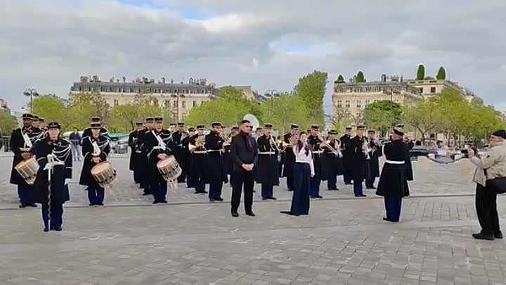 Песня "Эребуни-Ереван" в сопровождении оркестра ВС Франции ...
