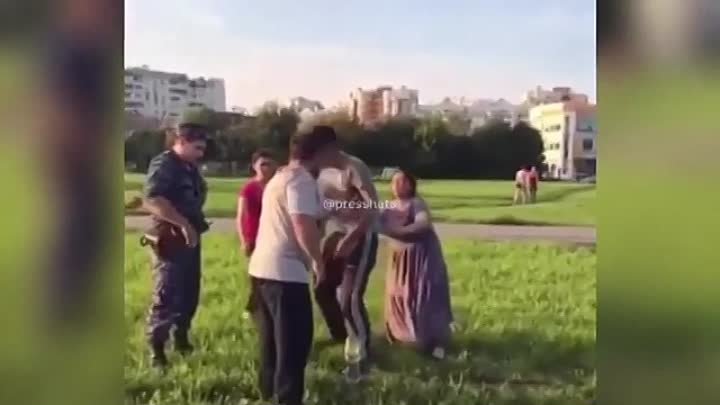 Кавказец пытался отбить сына-драчуна у полицейских, но власти выстояли.