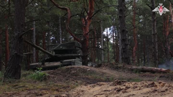 Экипажи танков Т-90М "Прорыв" отработали по ПВД и расчётам БпЛА ВСУ в Херсонской области.