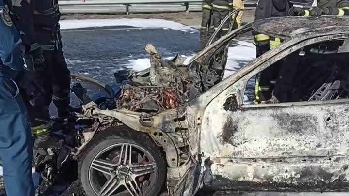 Под Минусинском Mercedes врезался в попутный грузовик Volvo и загорелся