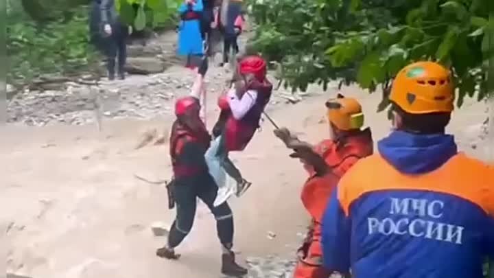 Туристы застряли в Агурском ущелье из-за разлившегося ручья