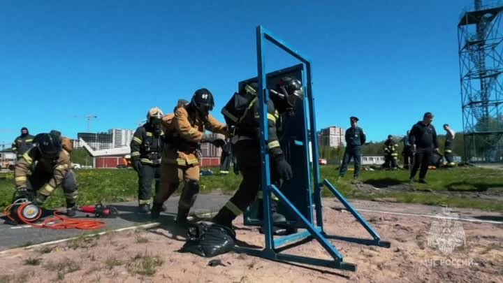 Ленинградские пожарные одержали победу на региональных соревнованиях