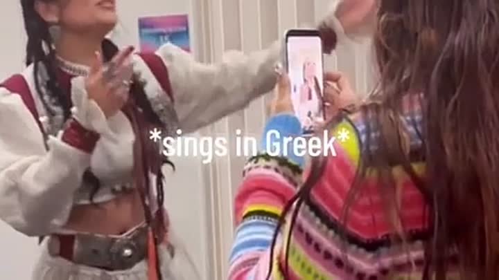Жаклин Багдасарян поет  греческую песню с  участницей из Греции