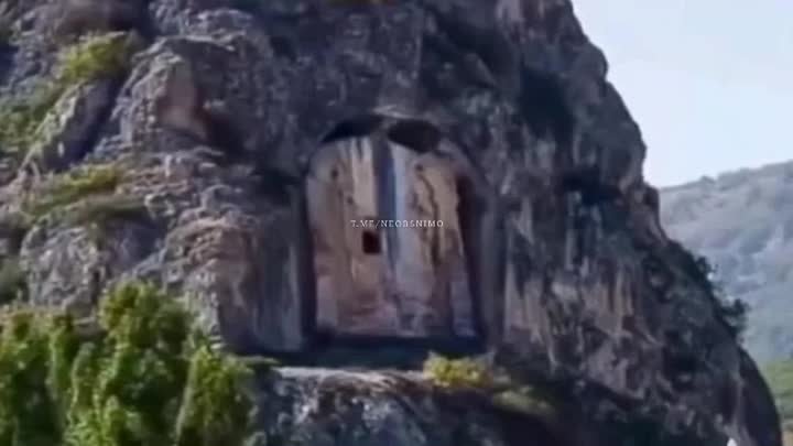 Загадочная дверь в горе Турции