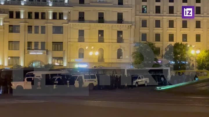 В Тбилиси митингующие строят баррикады