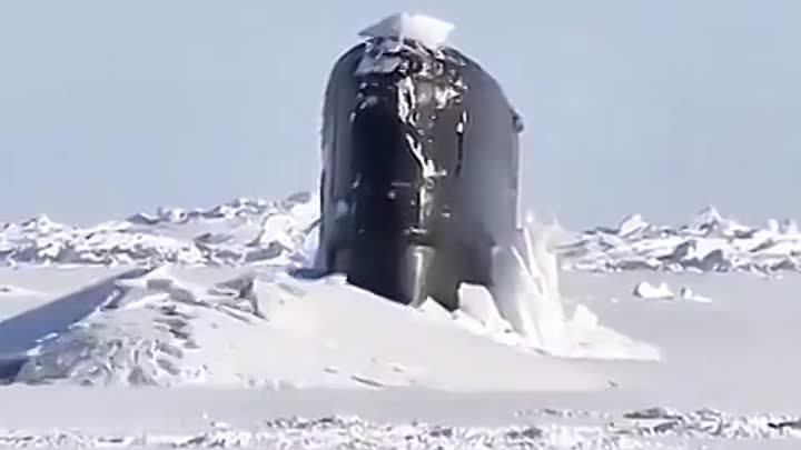 Подводная лодка всплывает на Северном полюсе 