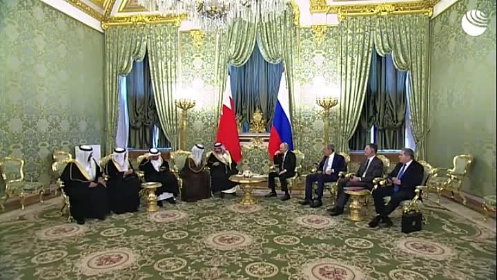 Путин показал королю Бахрейна, как надеть наушник для синхронного пе ...