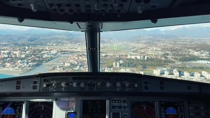Заход самолёта на посадку в Сочи со стажёром
