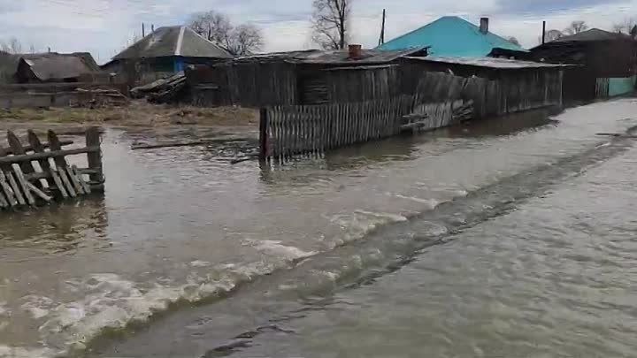 Пожарно-спасательная служба Омской области работает на месте подтопл ...