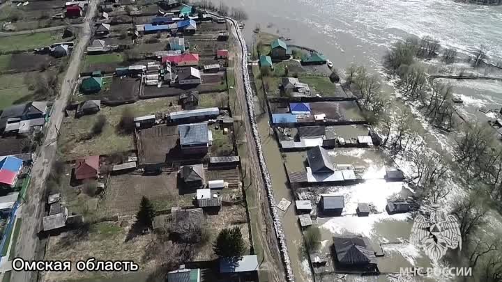 Спасатели МЧС России работают в паводковых районах Якутии и Омской о ...