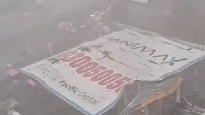 Шквалистый ветер сносит огромный рекламный щит в Пантнагаре (Индия,  ...