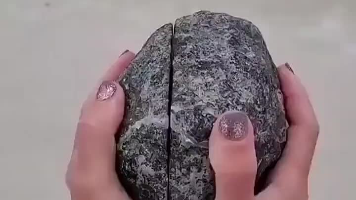 Ларимар — полудрагоценный минерал, который выглядит как застывшее море