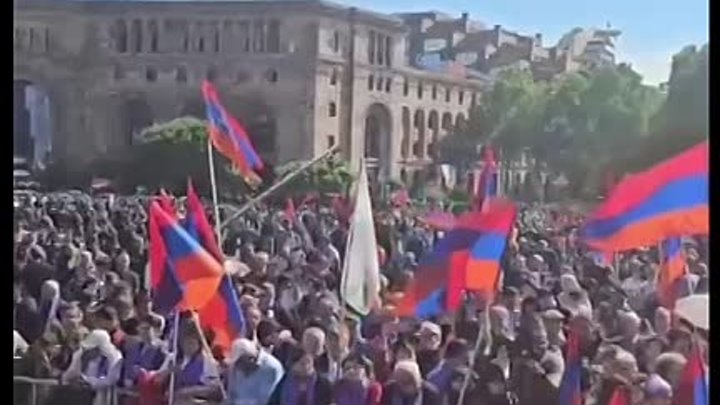 В Ереване люди собрались на площади Республики перед началом нового  ...