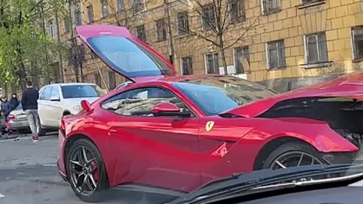На Петроградской Ferrari врезался в припаркованные машины