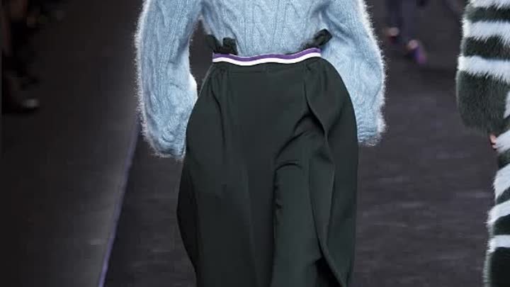 видео топ-модель Стелла Максвелл в голубом пуловере от Fendi