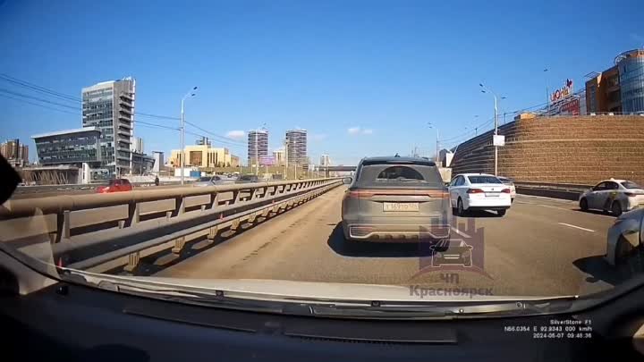 На Октябрьском мосту в Красноярске Hyundai намеренно таранил Volkswagen