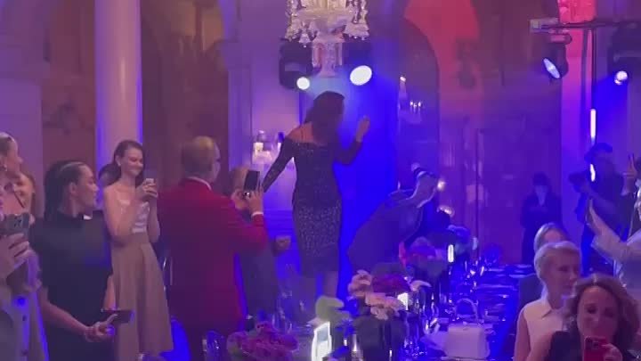 Ольга Бузова исполнила дикие танцы на столе
