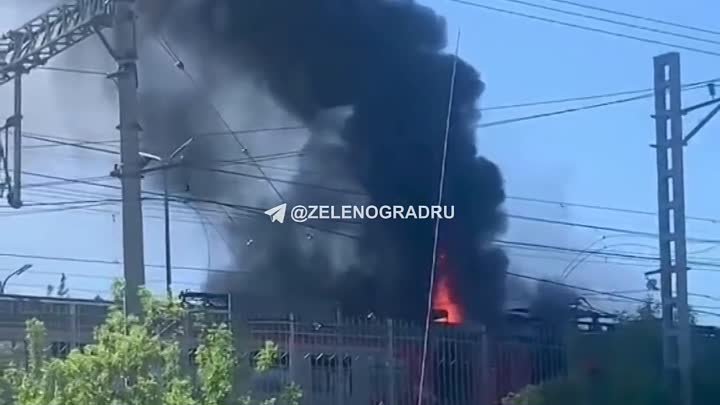 Два вагона электрички загорелись на станции Поварово
