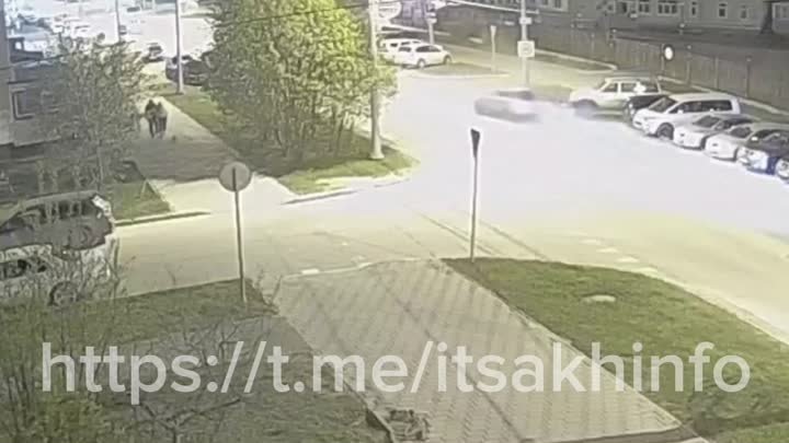 Появились кадры, как хэтчбек протаранил три авто в Южно-Сахалинске