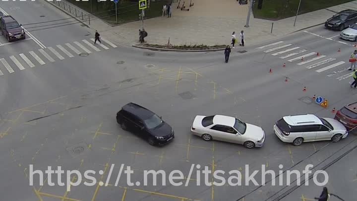 В Южно-Сахалинске водитель универсала засмотрелся на дорожников и по ...