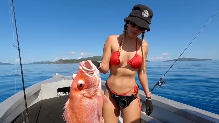 Лучший пляж в мире Red Fish Red Bikini Рыбалка с рыбной охотницей Эми(1)