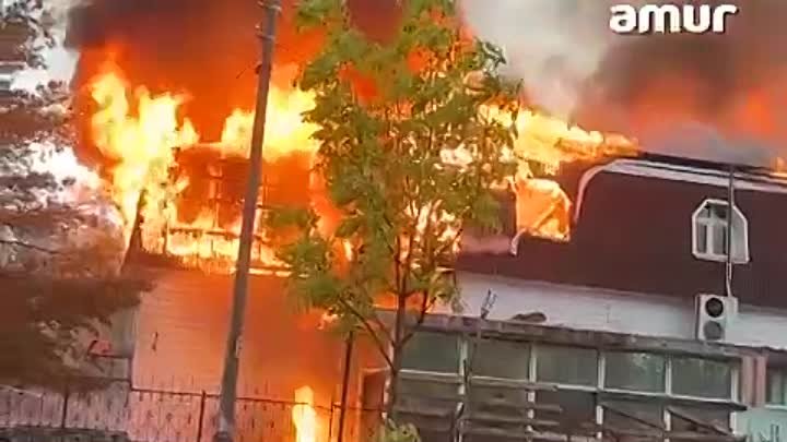 Здание в Хабаровске продолжает полыхать: огонь охватил всю крышу