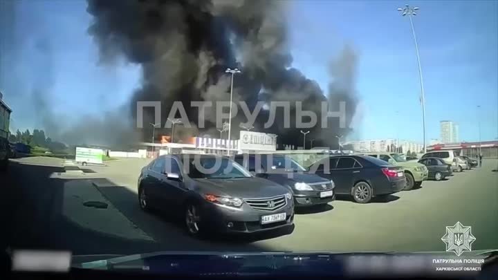 На видео - первые минуты после взрыва «Эпицентр» #Харьков 