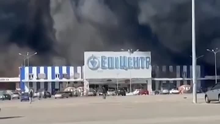 Горит торговый центр в Харькове, слышна вторичная детонация.