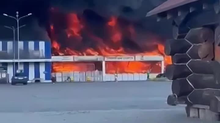 Россия ударила по строительному гипермаркету в Харькове